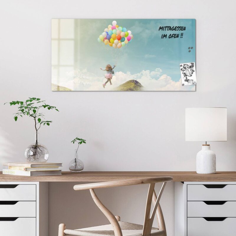 Mädchen an Luftballons – Bild 4
